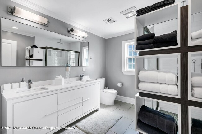 Building Photo - 2211 3rd Ave