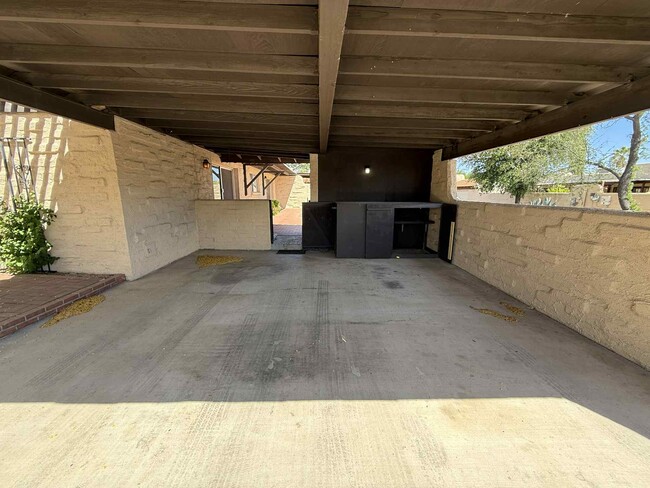 Building Photo - 5204 N Tigua Dr