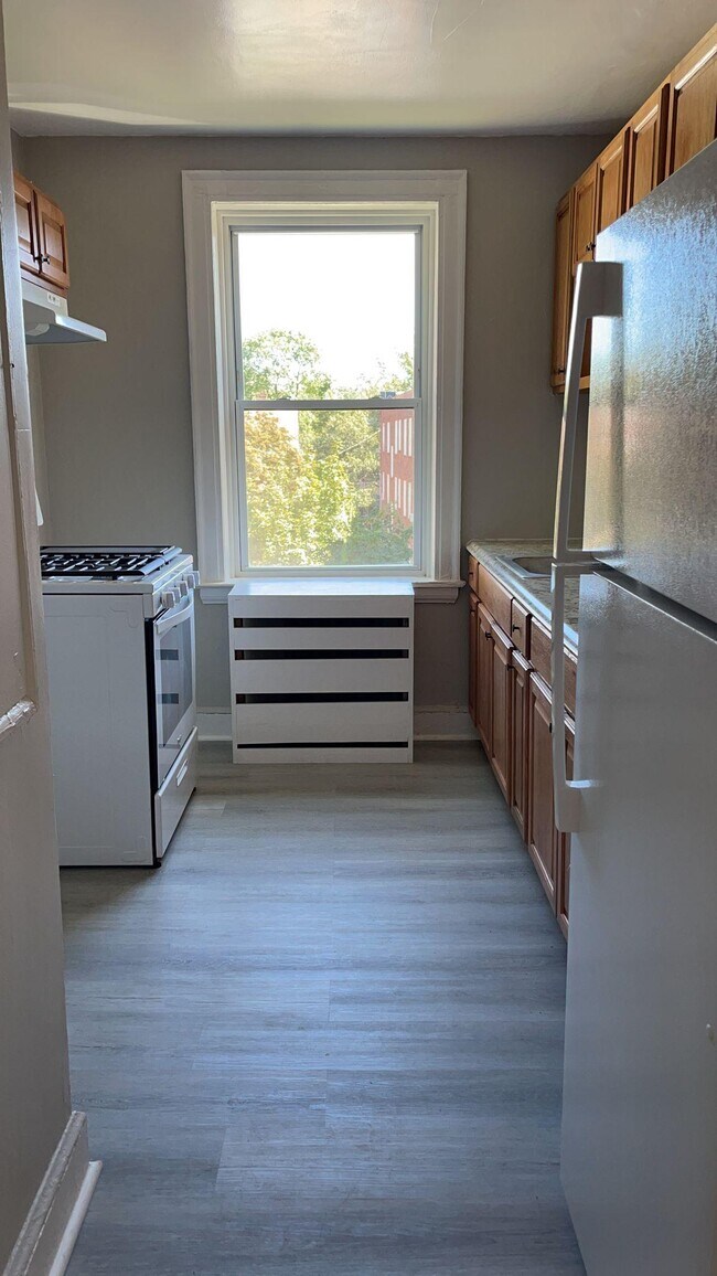 Building Photo - 323 Winthrop Ave