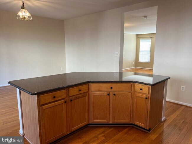 Building Photo - 8818 Royal Doulton Ln