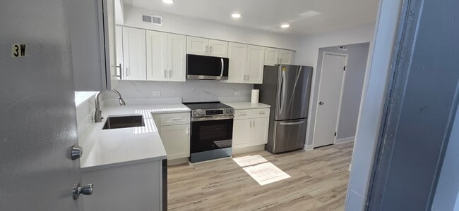 Building Photo - 9475 Bay Colony Dr