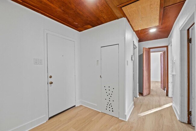 Building Photo - 1308 E 12th St