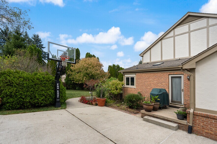 Building Photo - 1574 Devonshire Dr