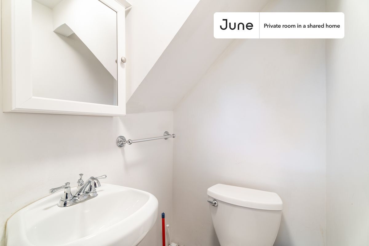 Building Photo - Room in Shared 4 bed/1.5 bath home