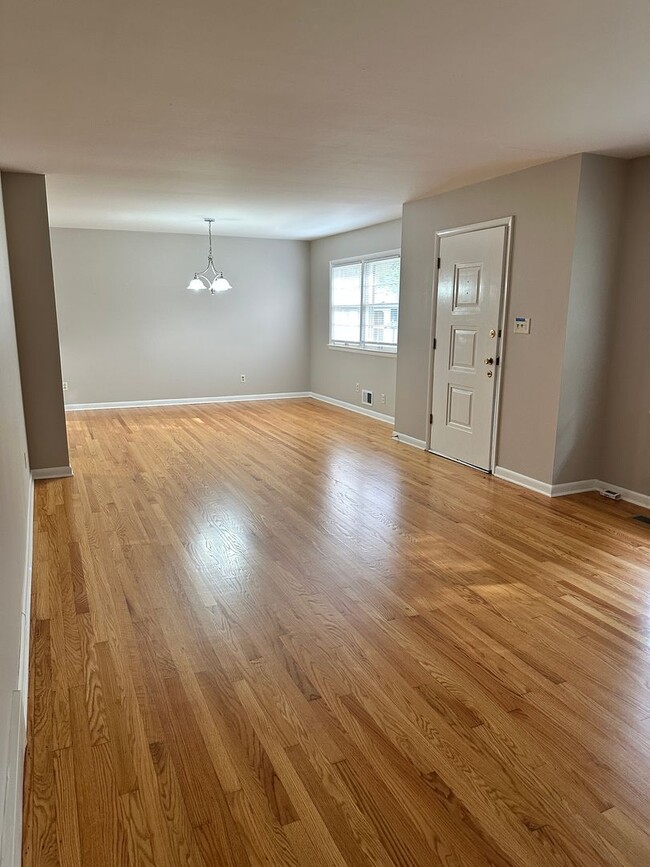 Building Photo - 708 Cave Mill Rd