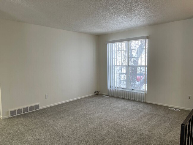 Building Photo - 3 bed 2 bath home on HUGE LOT!