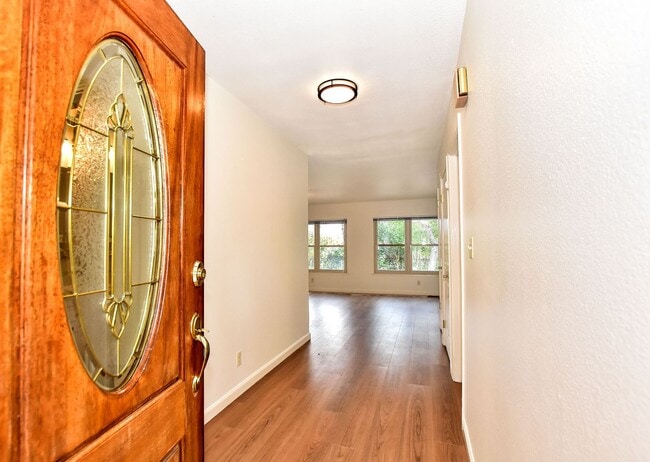 Building Photo - 498 Nut Tree Ct