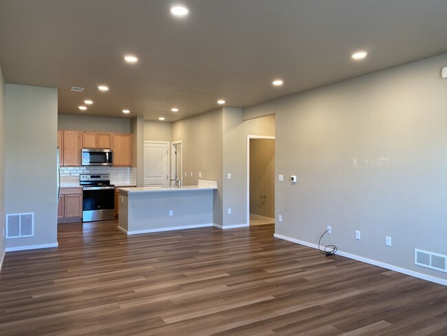 Building Photo - Beautiful Townhome 3-Bedroom / 2.5-Bath Near Walking Trail, Park