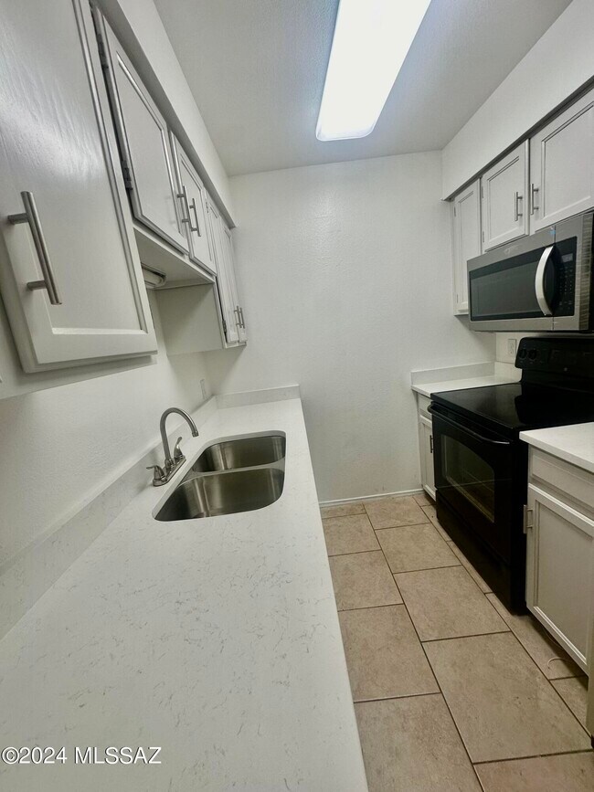 Building Photo - 2601 W Broadway Blvd