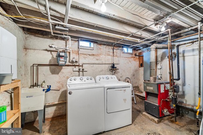 Building Photo - 2415 E Firth St