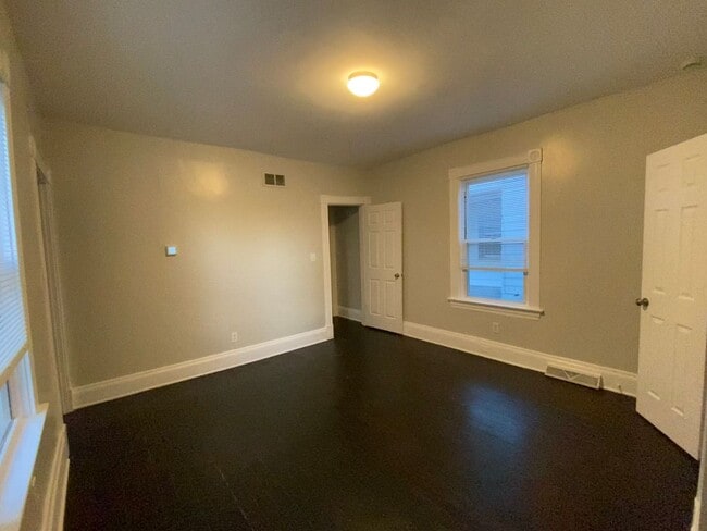 Building Photo - Beautifully updated and Spacious!  2 Bed House in Madisonville with walk through!!