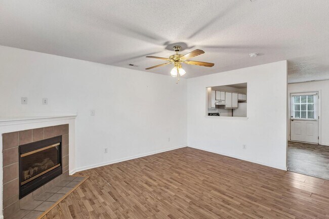 Building Photo - Townhome Close to Amenities!