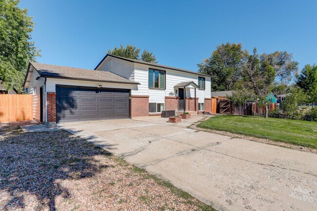 Building Photo - Enjoy Life in the Heart of Arvada!!!