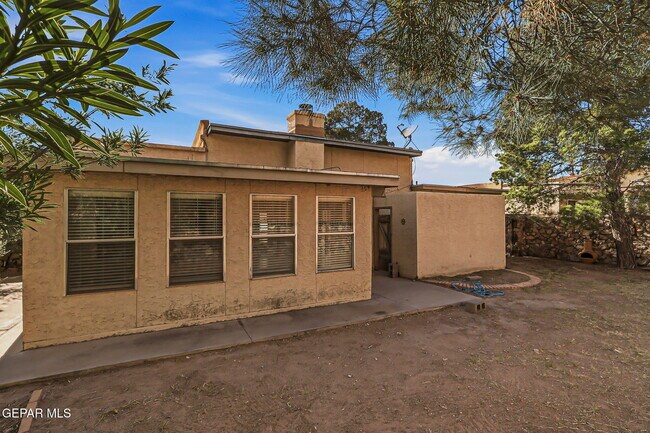 Building Photo - 604 La Chapa Ave