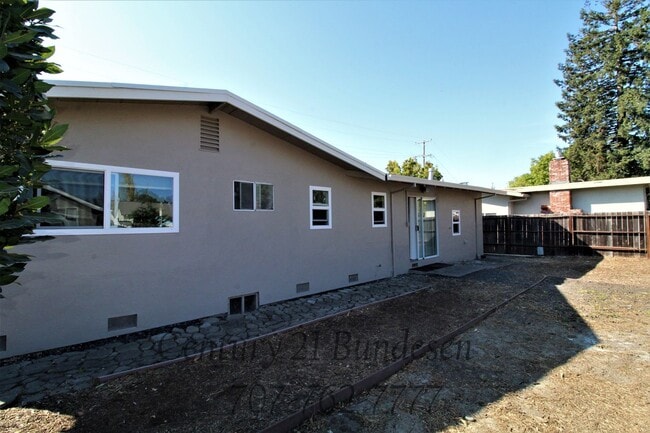 Building Photo - Clean Eastside Petaluma Home - 3BD/2BA ~132 Maria Drive