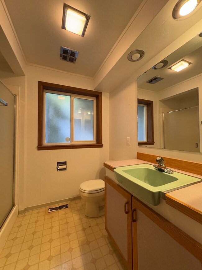 Building Photo - Spacious 6 Bedroom, 3 Bathroom Home Near CWU