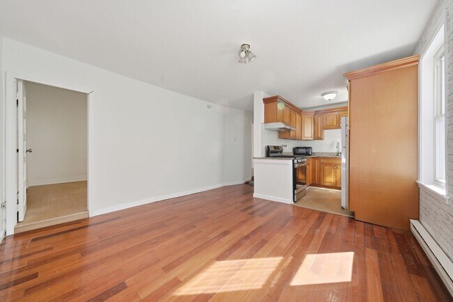 Building Photo - 281 River St