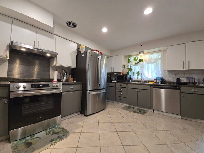 Building Photo - Beautiful Home Located in Historic Urbana