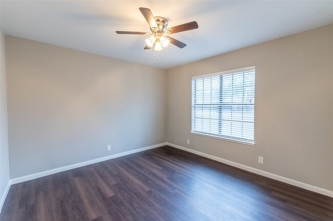 Building Photo - 328 Lake View Dr