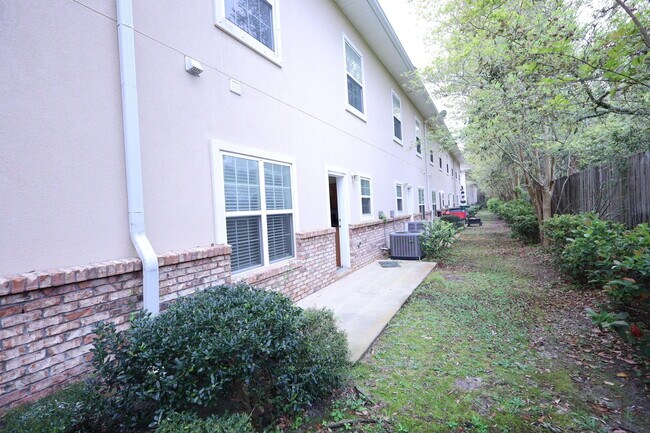 Building Photo - 1490 Bentley Cir