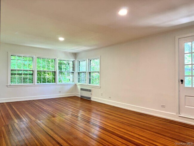 Building Photo - 560 Taxter Rd