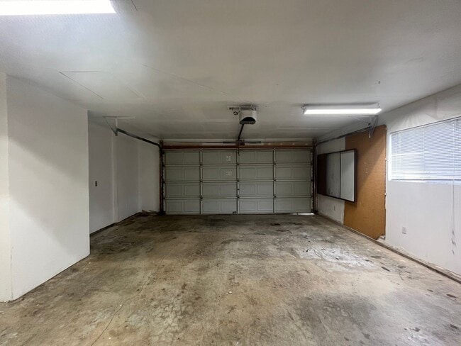 Building Photo - Golden Hills!