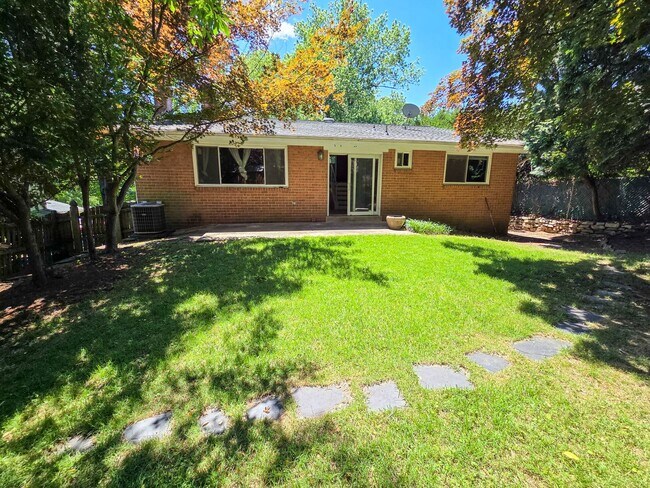 Building Photo - 305 Hillsboro Dr