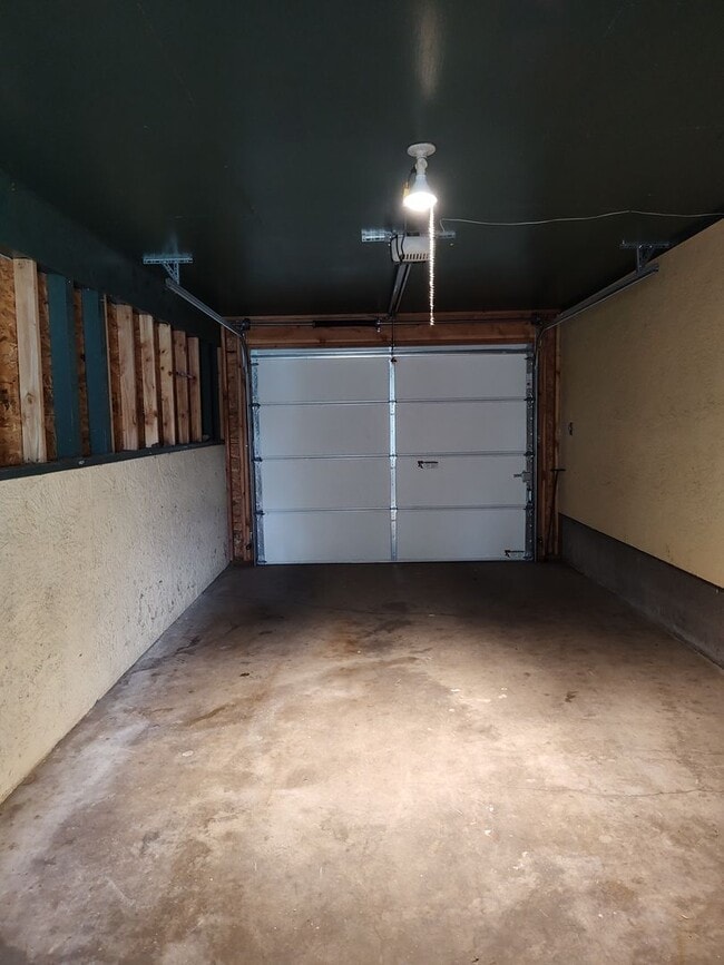 Building Photo - ALL PROSPECTIVE TENANTS MUST SUBMIT A $58 NON-REFUNDABLE APPLICATION FEE PER APPLICANT ONLINE AND...