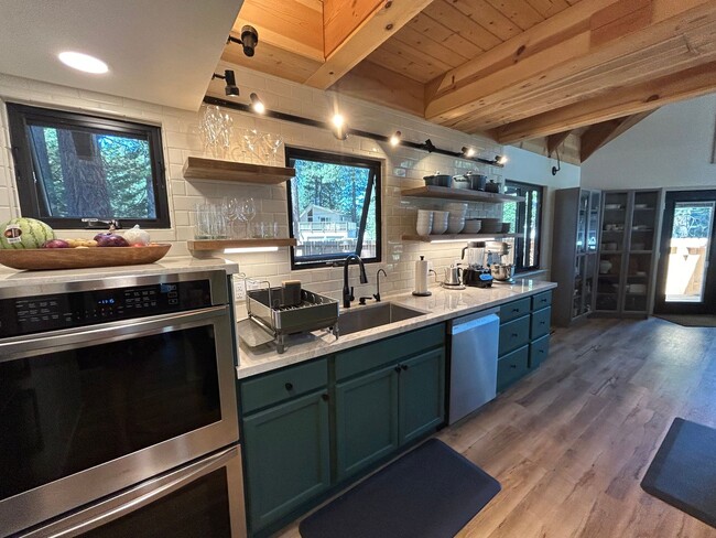 Building Photo - Fully Furnished, Beautifully Remodeled Cha...