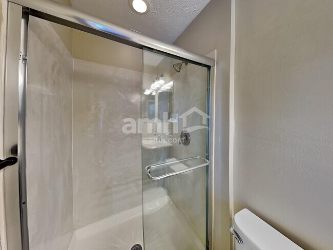 Building Photo - 8612 Oak Creek Dr