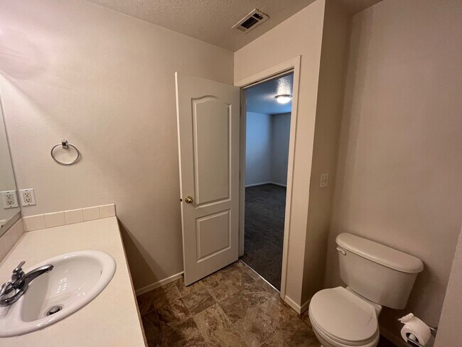 Building Photo - 13852 Paraiso Ave