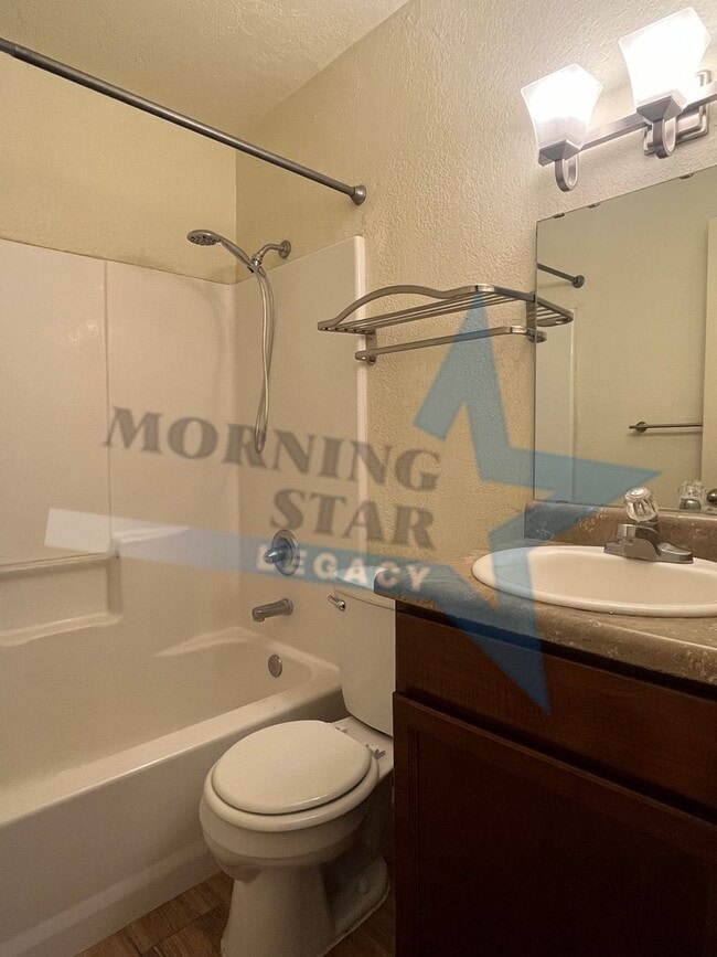 Building Photo - Affordable and convenient! 2 bed, 1 bath with a yard