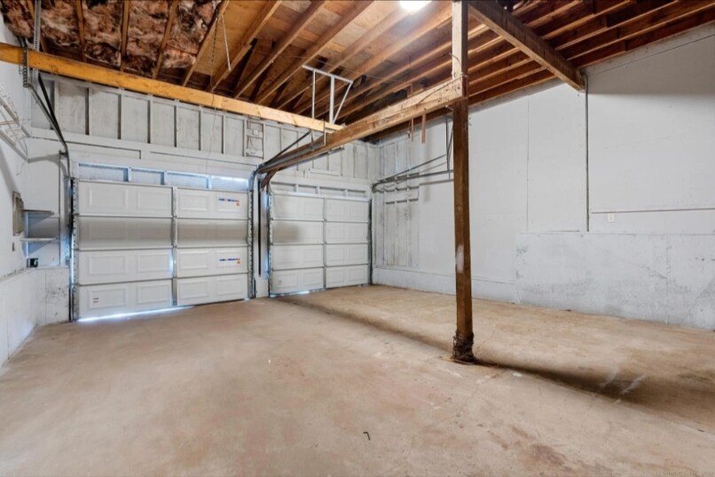 Garage (includes a workshop) - 52 Grove St