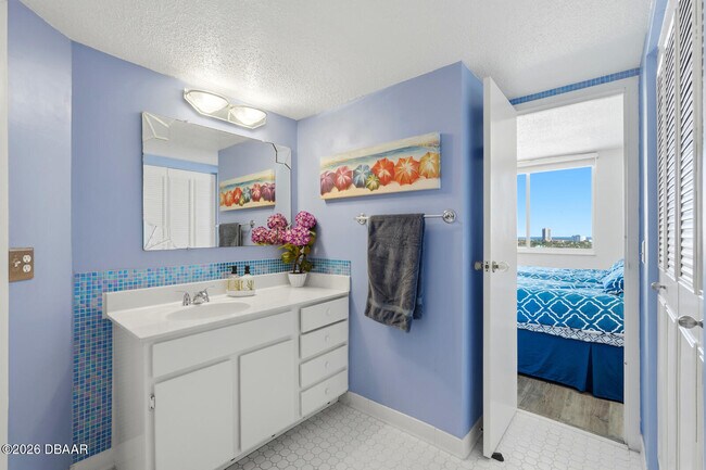 Building Photo - 925 N Halifax Ave