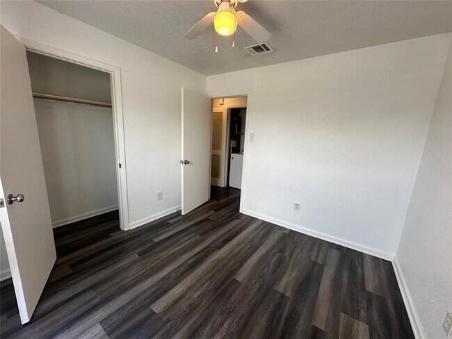 Building Photo - 5434 Parkridge Dr