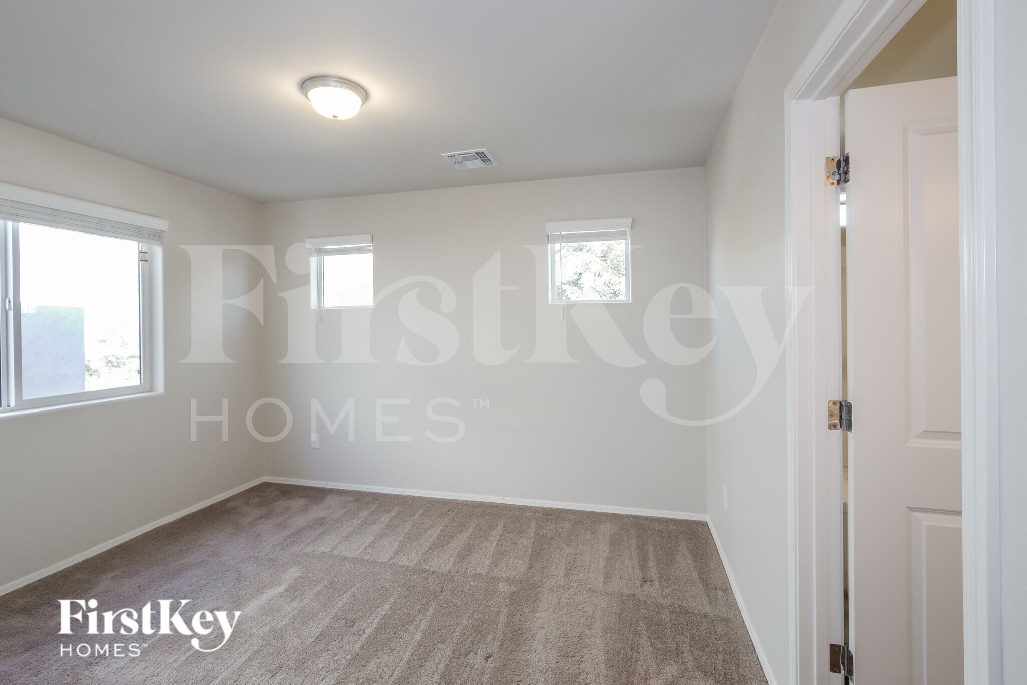 Building Photo - 2852 N Fair Oaks Ave