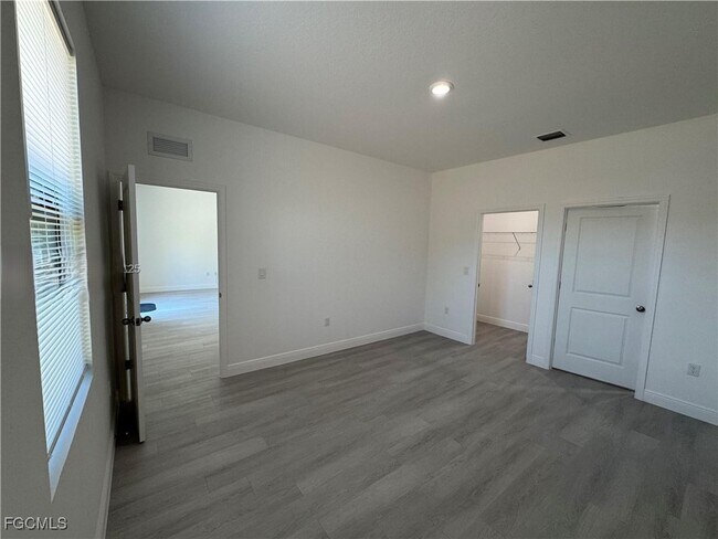 Building Photo - 6018 Acorn Cir