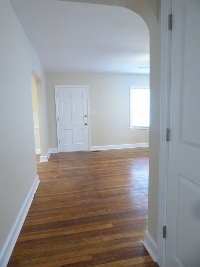 Building Photo - Beautiful, Renovated House! HW & LVT Floor...