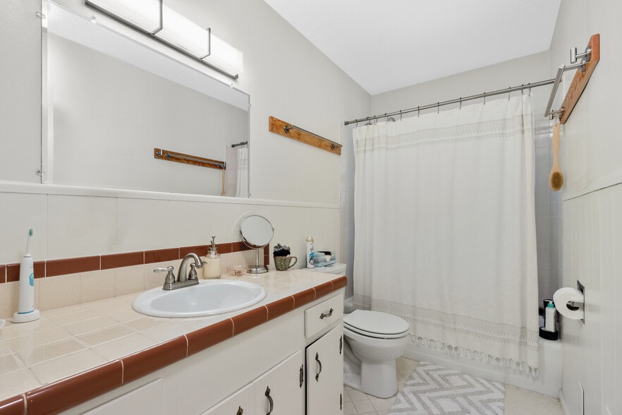 Building Photo - 840 W Davis St