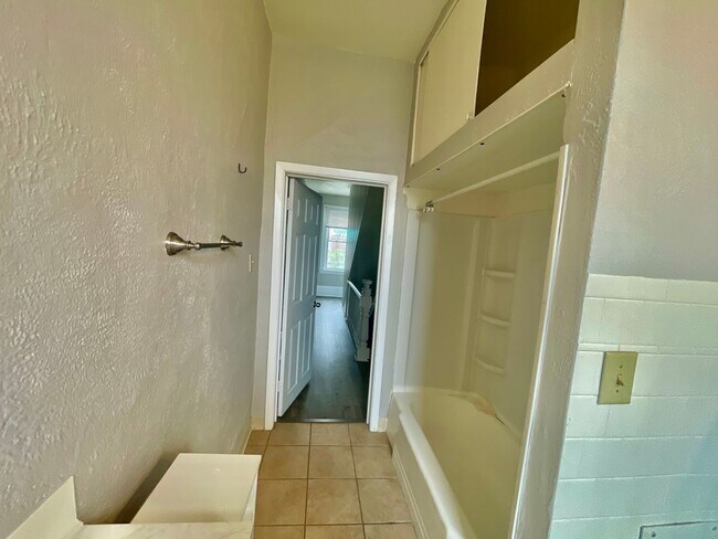 Building Photo - 3 Bed 1.5 Bath- Southside Pittsburgh PA