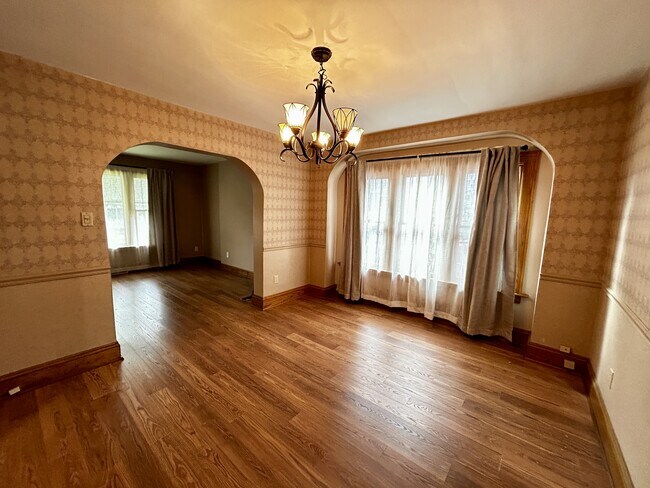 Building Photo - 1023 Sackett Ave