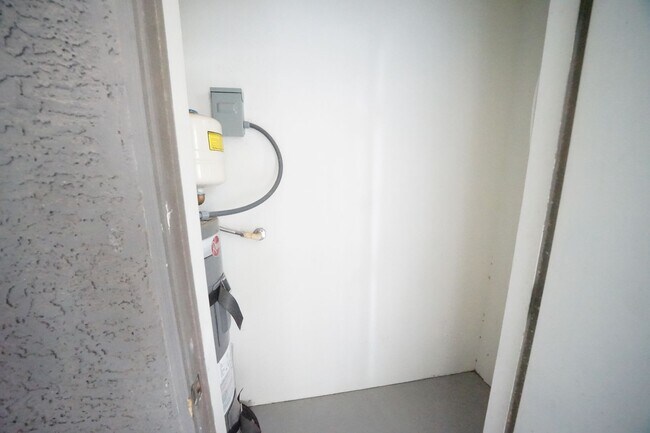 Building Photo - SHOWINGS AVAILABLE NOW