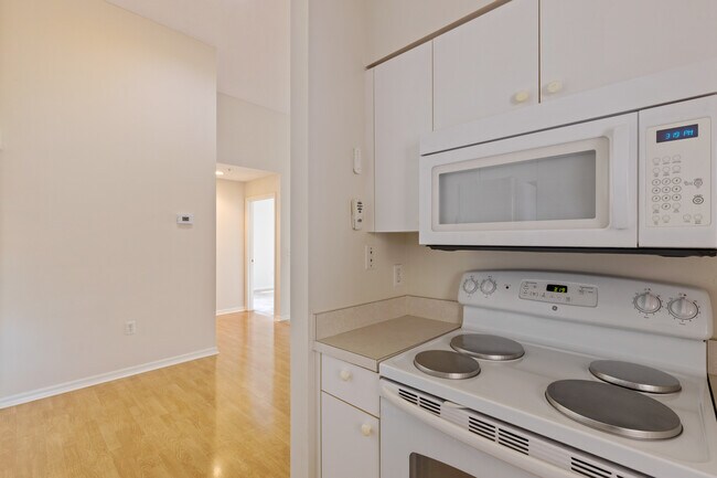 Building Photo - 4240 Central Sarasota Pky