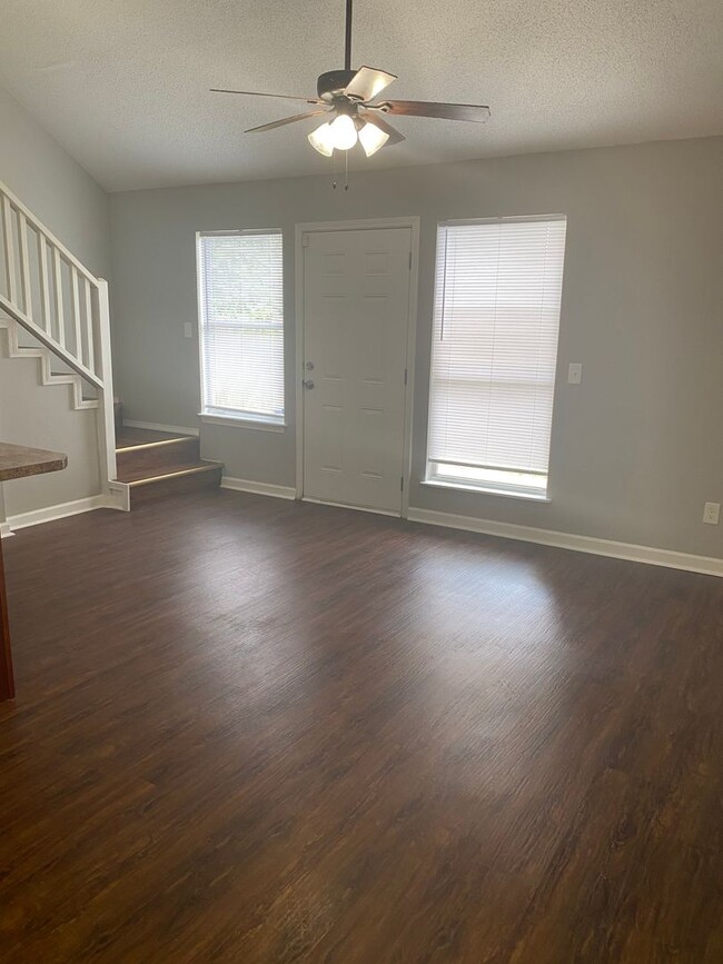 Building Photo - 2 Bedroom 2 Bath End Unit Townhome in Quie...