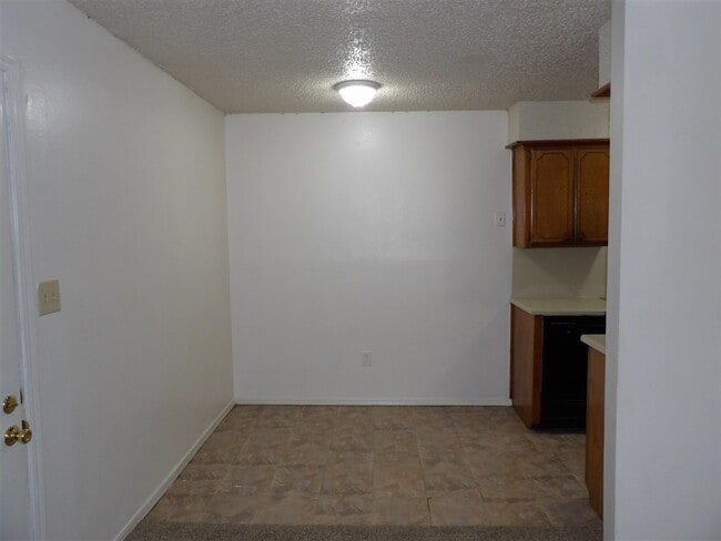 Building Photo - 6405 NW Oak Ave