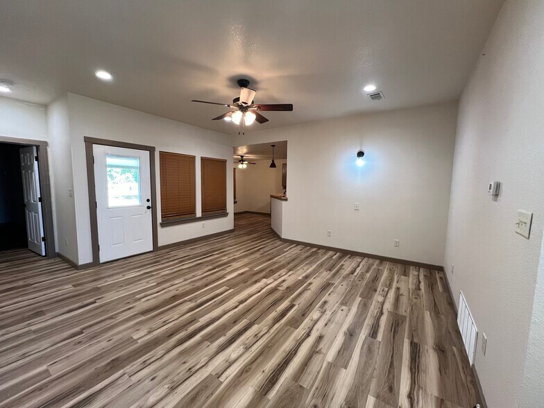 Building Photo - 306 Lux Dr