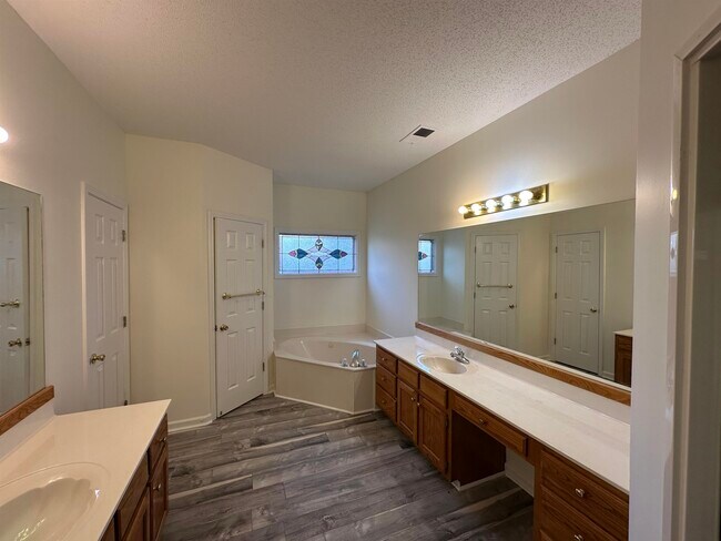 Building Photo - 3510 Sara Woods Dr