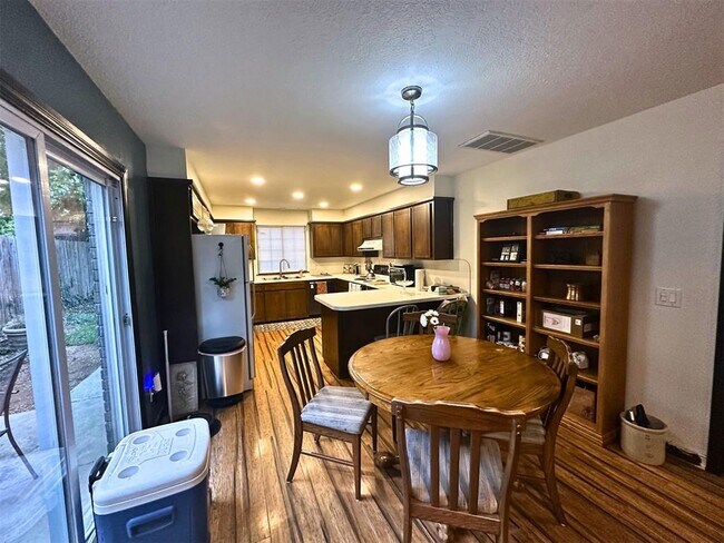 Building Photo - 6913 N Spinnaker Ln