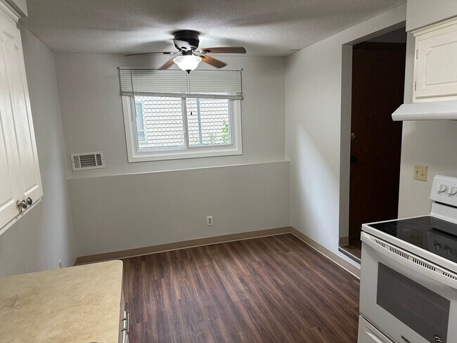 Building Photo - 1 bedroom 1 Bathroom Lower of Level Duplex...