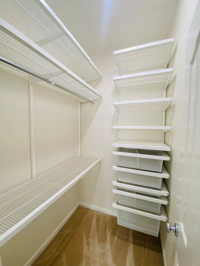 Building Photo - Gorgeous Townhouse with Attached Single-Ca...
